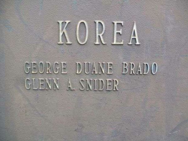 IN MEMORIAM LEST WE FORGET WAR MEMORIAL PLAQUE B