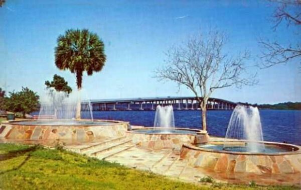VETERANS MEMORIAL PLAZA