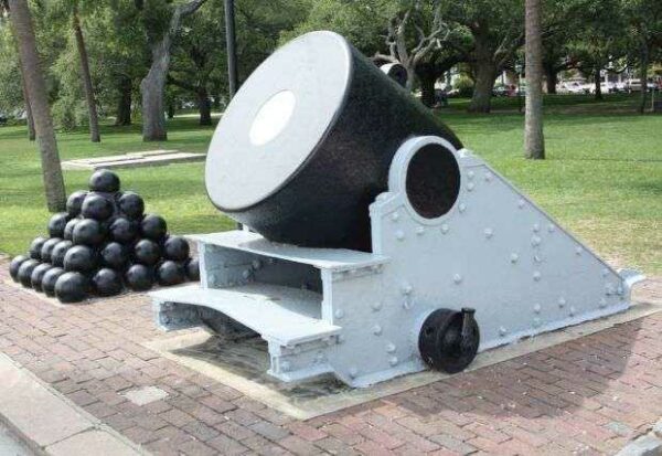 SIEGE OF CHARLESTON THIRTEEN INCH MORTAR WAR MEMORIAL