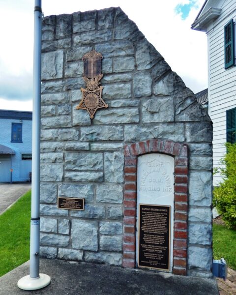 CAPTAIN FREEMAN DAVIS WAR MEMORIAL