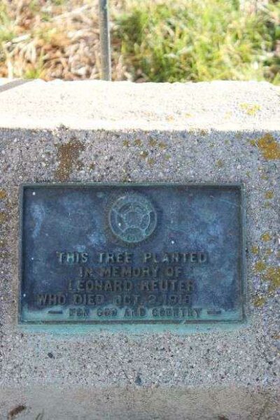 LEONARD REUTER MEMORIAL TREE PLAQUE
